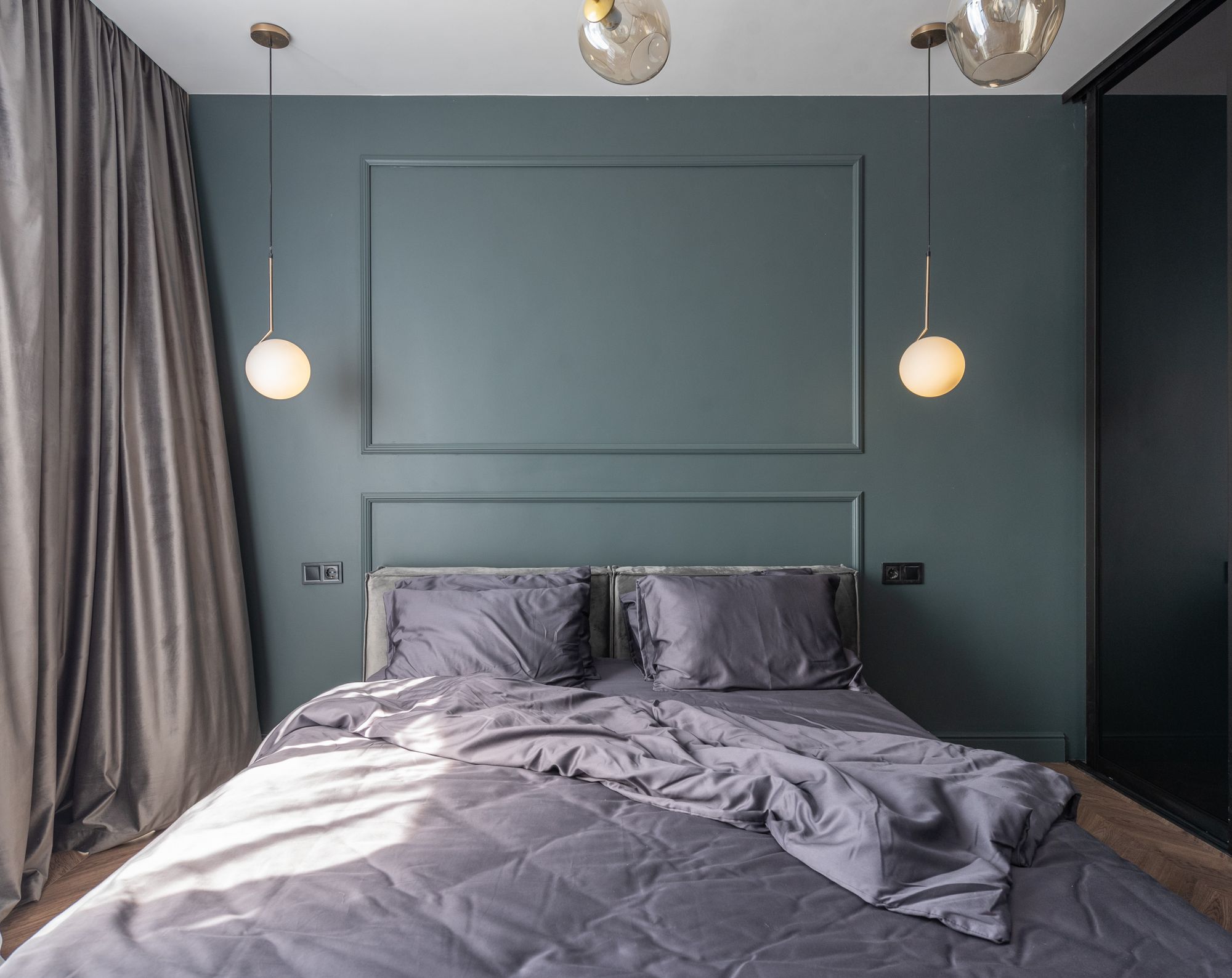Quarto com parede de destaque em tom profundo e aconchegante
