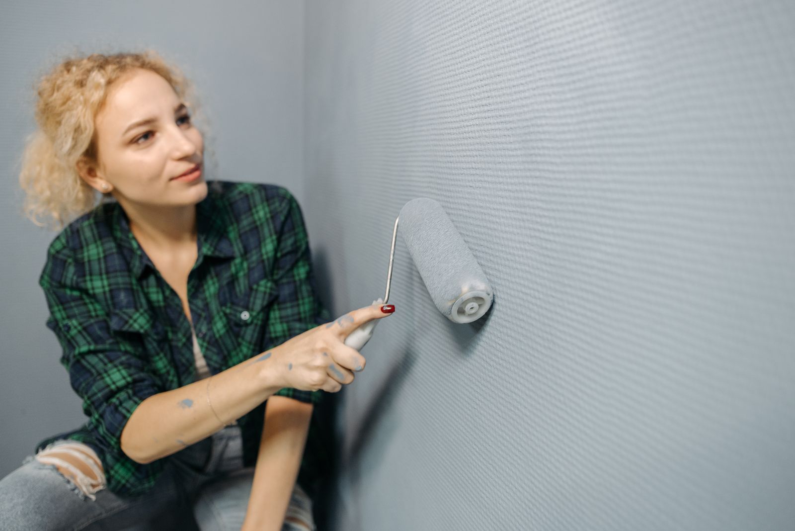 Living antes, com parede neutra sem personalidade