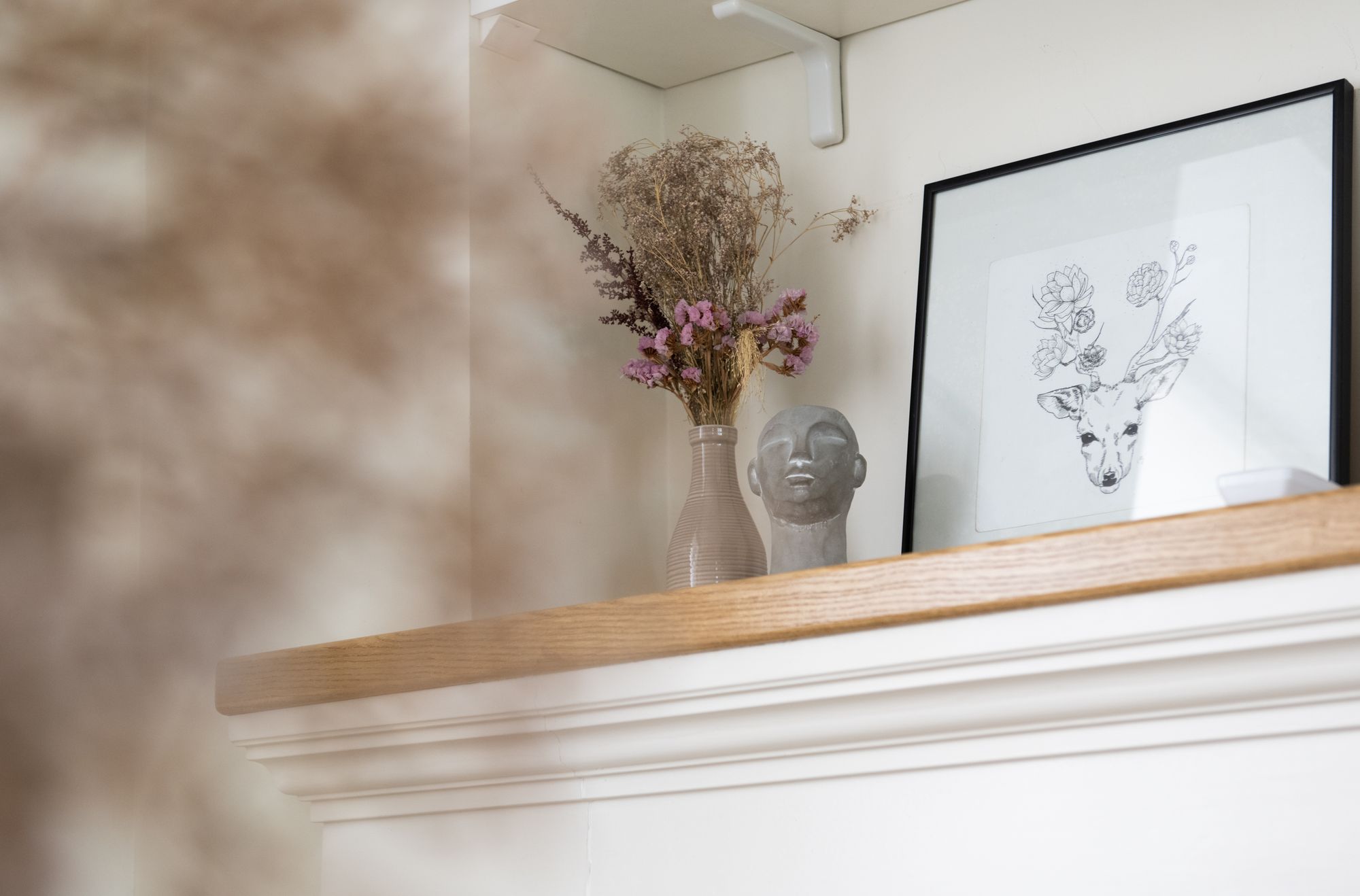 Detalhe de decoração com objetos e composição de cores harmônicas