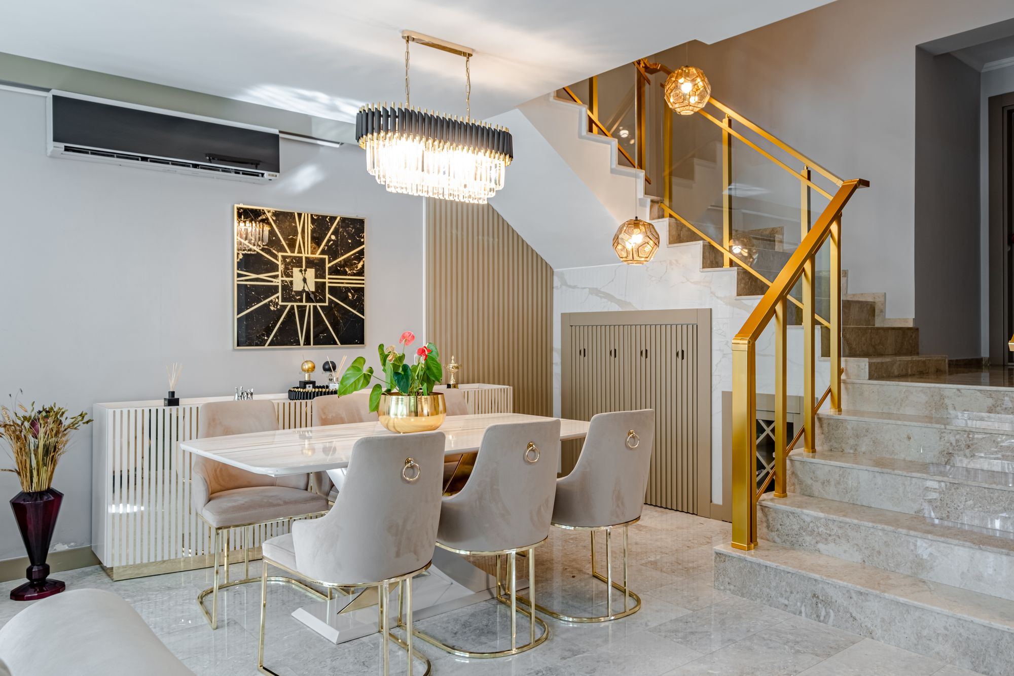 Sala de jantar com acabamento de parede sofisticado